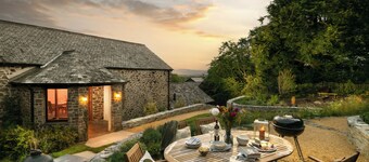 Luxury barn conversion deep in unspoilt countryside, EV charger, Bude 8 miles