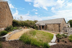 Exterior - Luxury barn conversion deep in unspoilt countryside, EV charger, Bude 8 miles (Holsworthy)