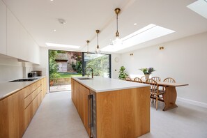 Kühlschrank, Mikrowelle, Geschirrspüler, Toaster