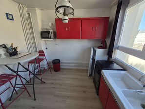 Kühlschrank, Mikrowelle, Herdplatte, Wasserkocher mit Kaffee-/Teezubehör