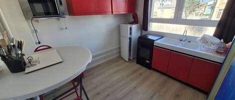 Kühlschrank, Mikrowelle, Herdplatte, Wasserkocher mit Kaffee-/Teezubehör