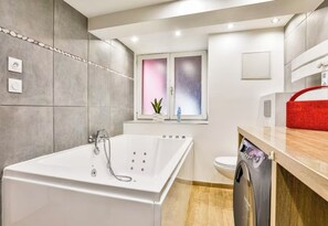 Jetted bath, hair dryer, towels, soap - L'Alsacienne room and spa, cosy atmosphere, whirlpool spa and wood-burning stove (Lautenbach)
