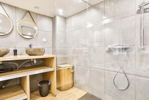 Jetted tub, hair dryer, towels, soap
