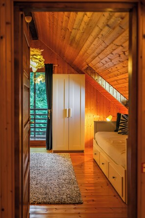 3 bedrooms, in-room safe, desk, iron/ironing board