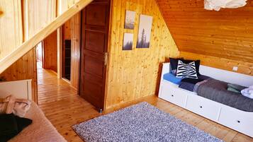 3 bedrooms, in-room safe, desk, iron/ironing board