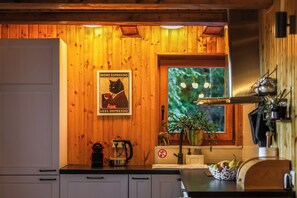 Een koelkast, een oven, een kookplaat, een vaatwasser