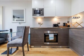 Micro-ondes, four, plaque de cuisson