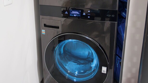 Een compact, modern was- en droogcombinatie van LG met een digitaal display en bedieningspaneel.