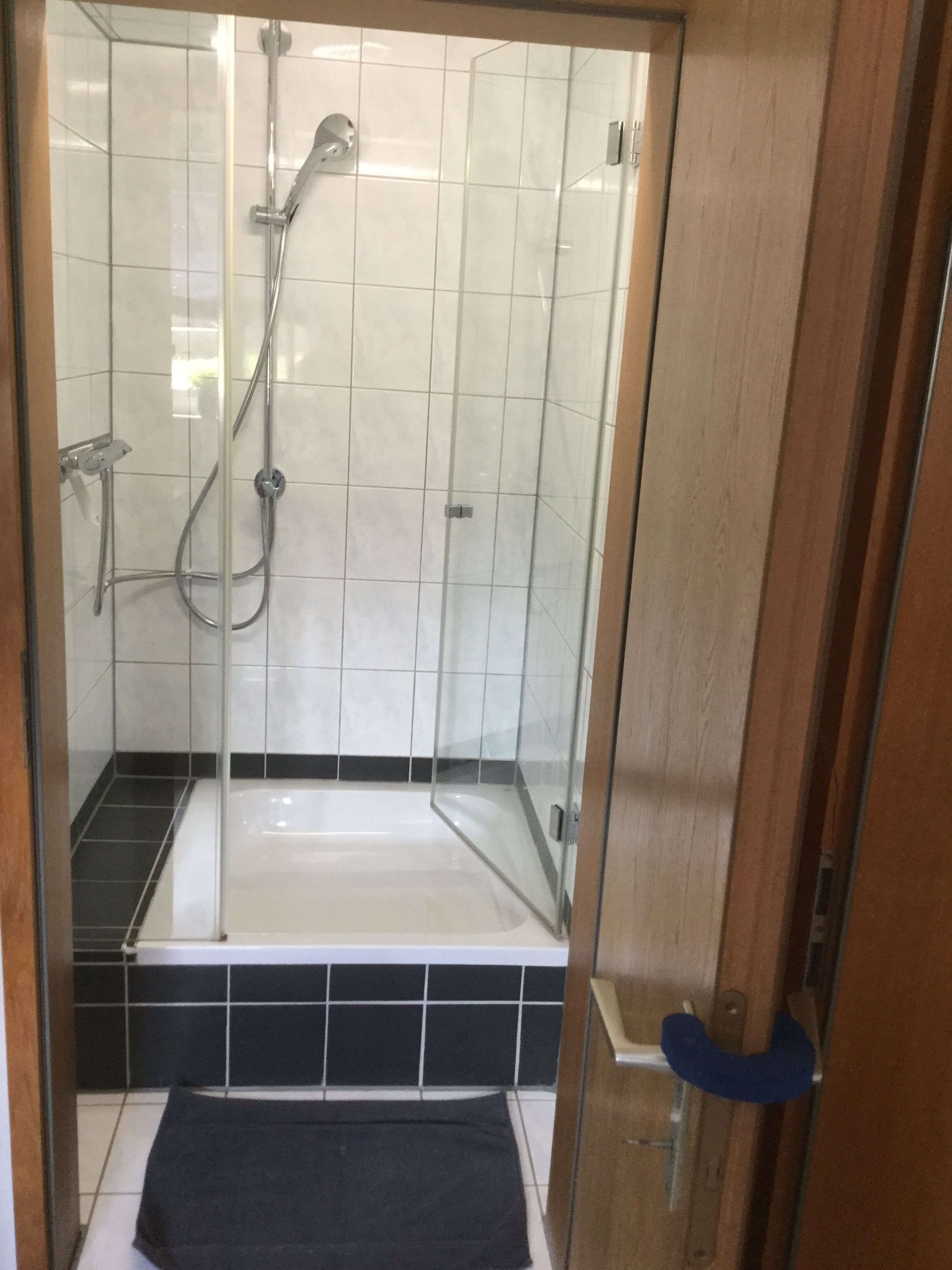 Haartrockner, Handtücher, Seife, Toilettenpapier