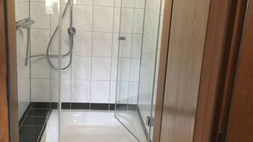 Haartrockner, Handtücher, Seife, Toilettenpapier