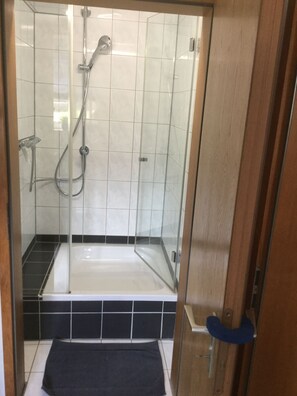 Hiustenkuivaaja, pyyhkeet, saippua, vessapaperi