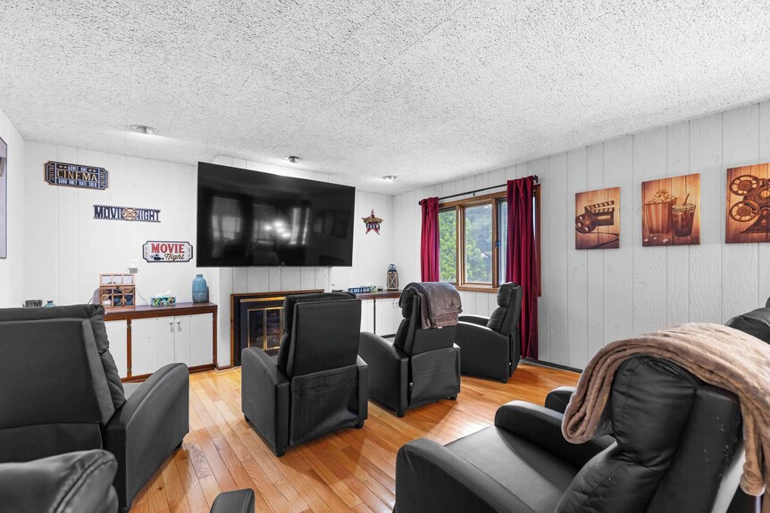 Your Friendly Neighborhood Airbnb - Rockford, IL