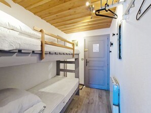 A bunk bed room with a wooden ceiling and a door with a sign. - TOVASSIERE TS113 NATURE & VIEW 4 Pers. (Châtel)