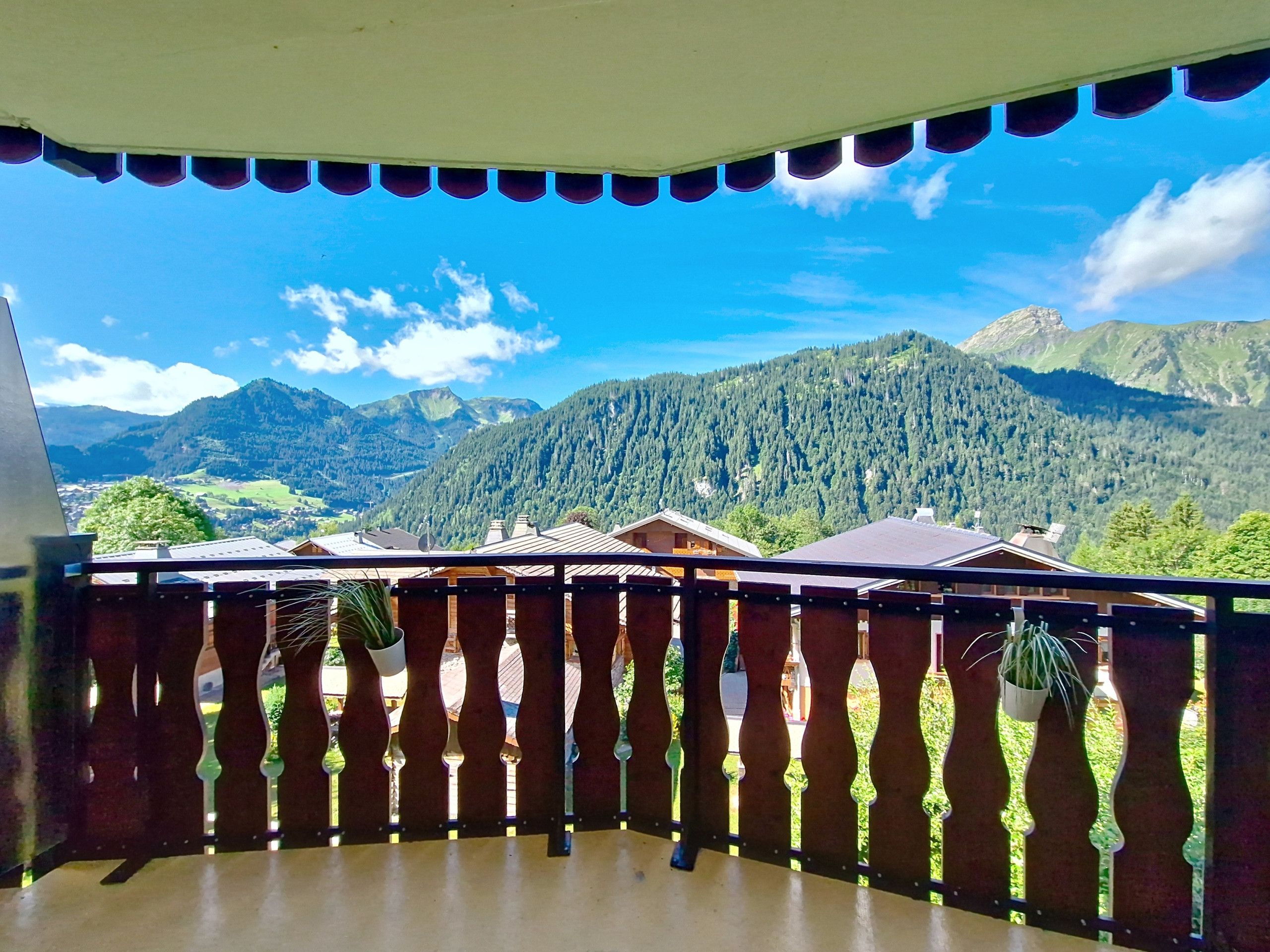 Un balcone con vista su un paesaggio montano.