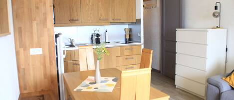 Een koelkast, een microgolfoven, een oven, een vaatwasser