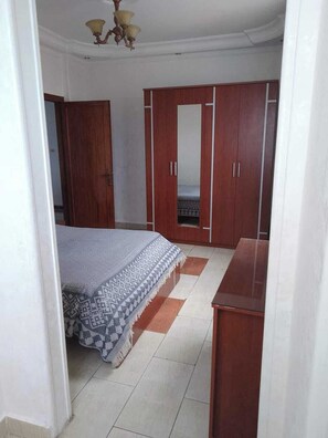 2 室のベッドルーム、アイロン / アイロン台、WiFi、ベッドシーツ