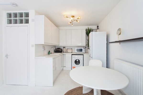 Refrigerador, microondas, horno, placa de cocina