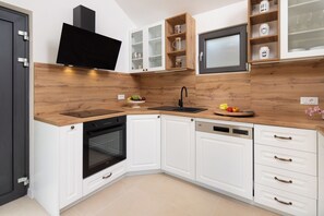 Micro-ondes, four, plaque de cuisson, lave-vaisselle