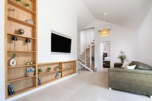 Smart TV, fireplace