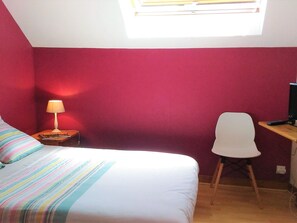 1 bedroom, bed sheets - Guestroom with breakfast included in Gidy (Gidy)
