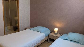 1 bedroom, bed sheets