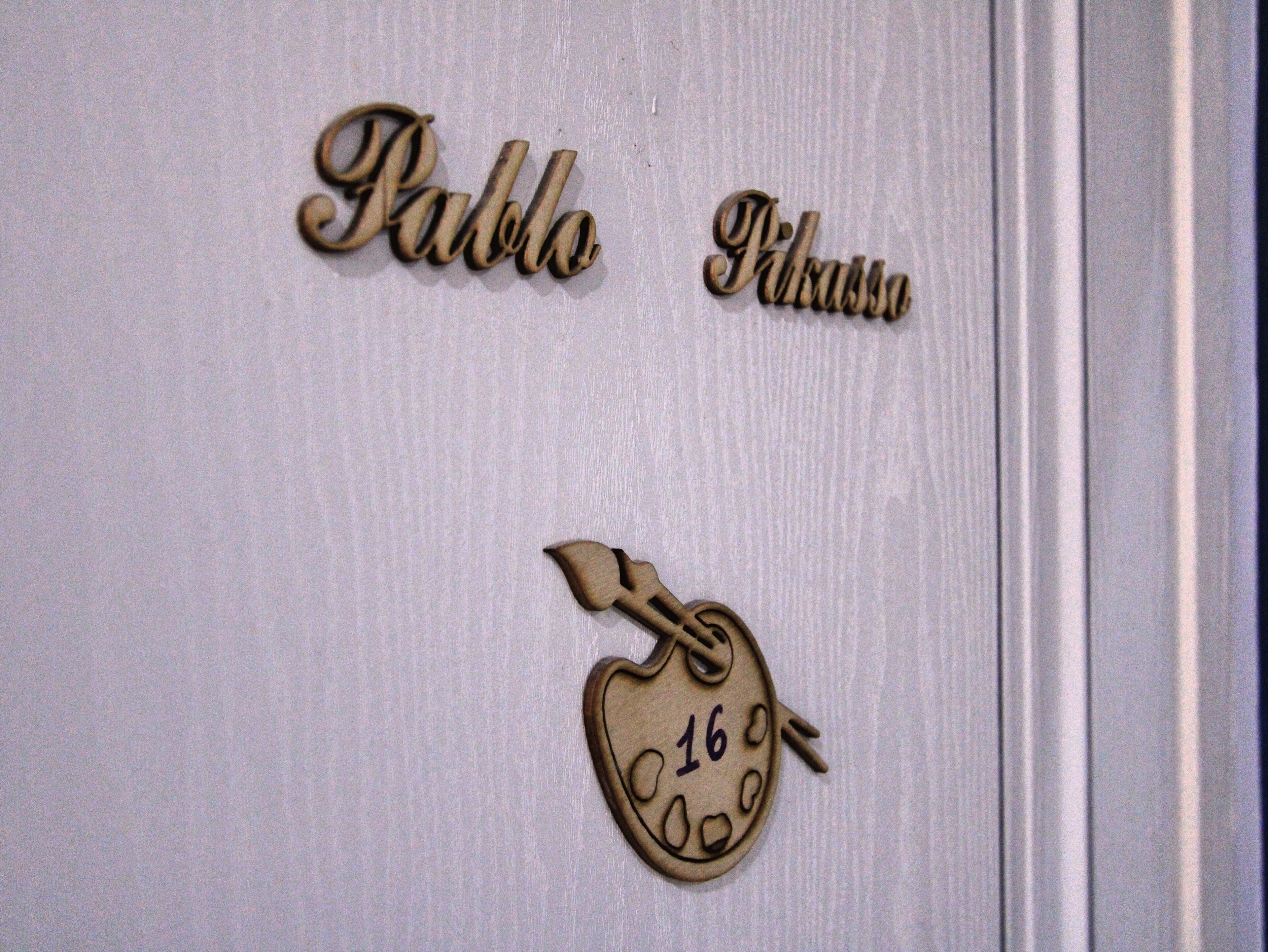 Eine Metalltafel mit dem Namen Pablo Picasso und der Nummer 16.