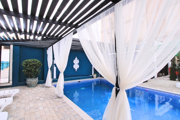 Una piscina al aire libre de temporada, camas de piscina gratis