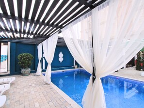 Alberca al aire libre por temporada y camas balinesas gratuitas 