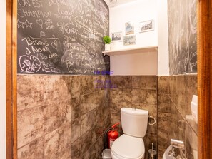 Bathroom - Spacious Renovated Apartment, Terrace & Private Pool in Grifeu (Llançà)