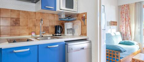 Réfrigérateur, four à micro-ondes, lave-vaisselle, cafetiÚre-théiÚre