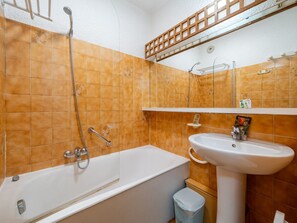 Bathroom - Apartment for 8, sea view and Wi-Fi (Roquebrune-Cap-Martin)