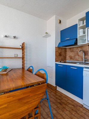 Fridge, microwave, dishwasher, coffee/tea maker