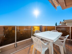 Outdoor dining - Apartment for 6, terrace, Wi-Fi included (Roquebrune-Cap-Martin)
