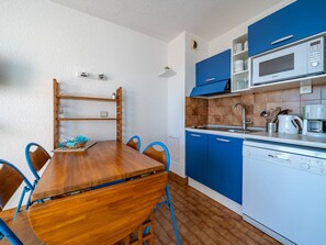 Refrigerador, microondas, lavavajillas y cafetera y tetera 