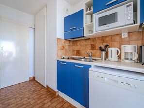 Jääkaappi, mikroaaltouuni, astianpesukone, kahvin-/teenkeitin