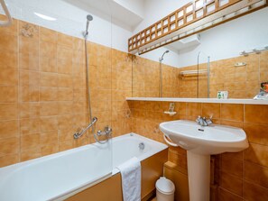 A bathroom with a bathtub, a sink, and a shower. - Apartment 6 pers, sea view, Wi-Fi, Roquebrune-Cap-Martin (Roquebrune-Cap-Martin)