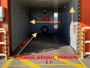 Une zone d’embarquement des marchandises soumise à des restrictions de hauteur et de poids.