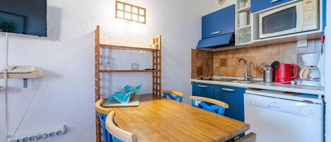 Refrigerador, microondas, lavavajillas y cafetera y tetera