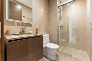 Dusche, Haartrockner, Handtücher