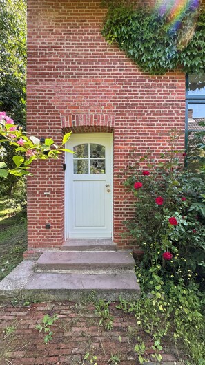 Exterior detail - Tetenbüllerbü - always free from school! (Tetenbüll)