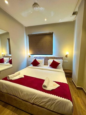 Ropa de cama de alta calidad, minibar y escritorio 