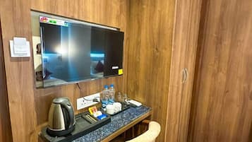 Roupas de cama premium, frigobar, escrivaninha