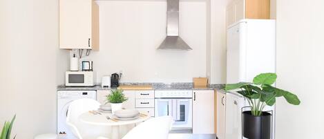 ثلاجة، ميكروويف، فرن، ماكينة لصنع القهوة/الشاي