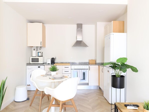 Fridge, microwave, oven, coffee/tea maker