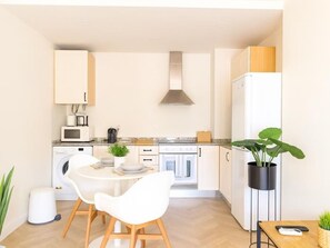 冷蔵庫、電子レンジ、オーブン、コーヒー / ティーメーカー