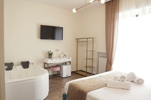 Doppia Luxury, balcone, vista città | Materassi in memory foam, tende oscuranti, insonorizzazione