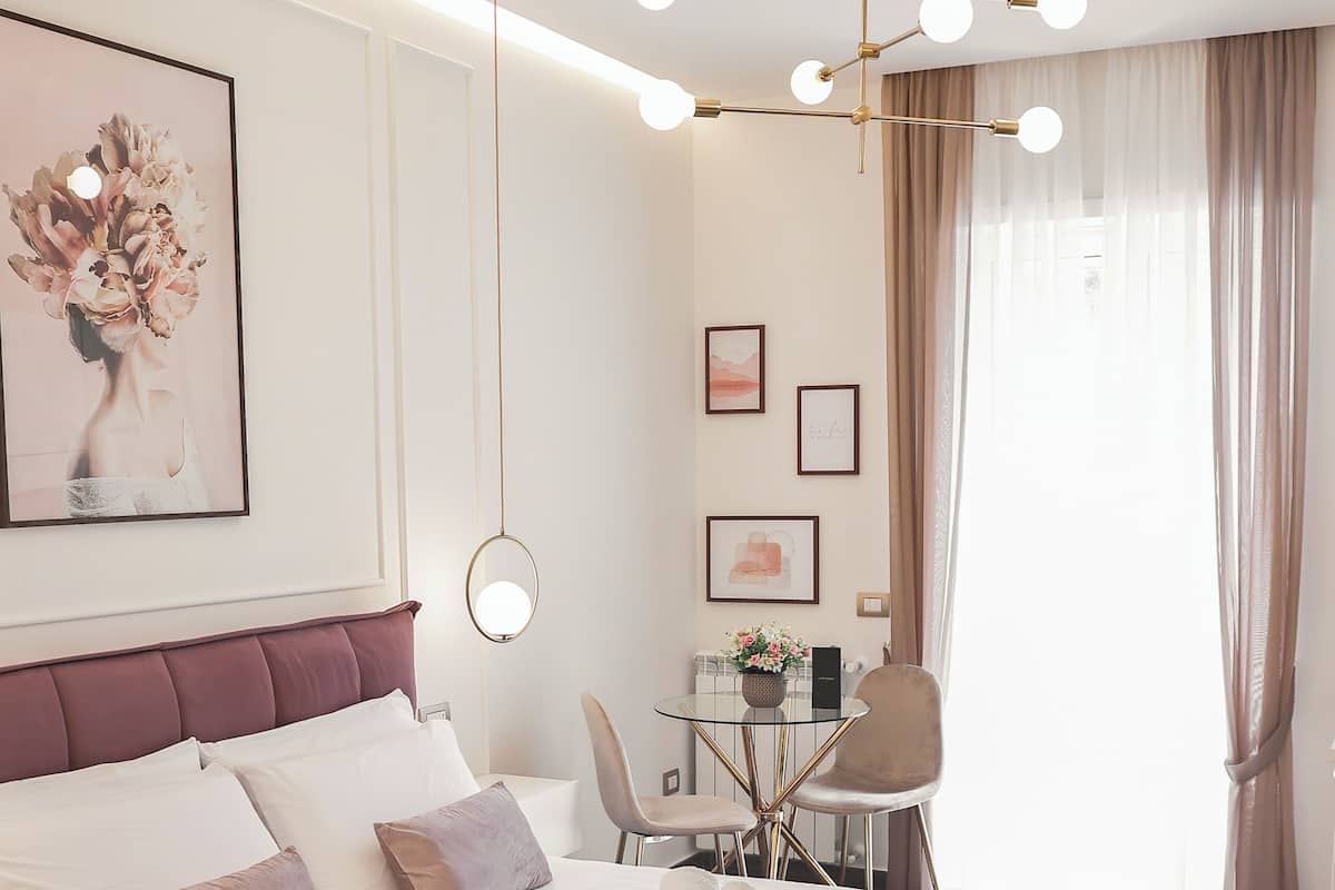 Habitación triple familiar, balcón, vista a la ciudad | Cortinas blackout, insonorización y wifi gratis