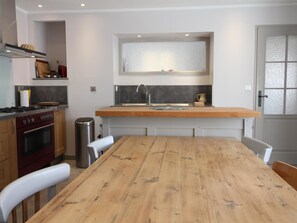 Fridge, microwave, dishwasher - Renovated 18th-century cottage, pets allowed, enclosed garden (Semmadon)