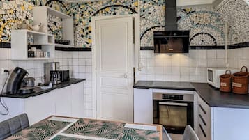 Een koelkast, een microgolfoven, een vaatwasser