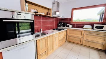Fridge, microwave, dishwasher